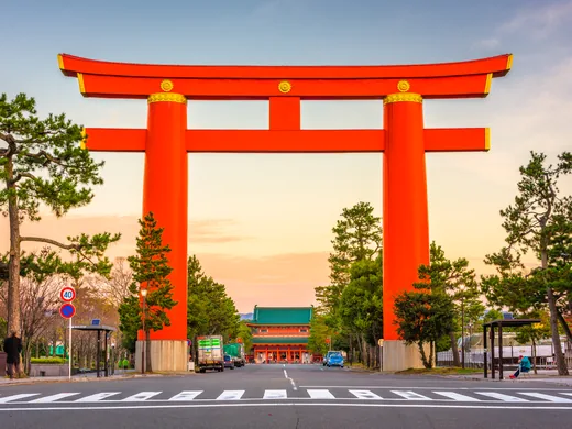 Das große rote Torii vor dem Heian-Schrein in Kyoto