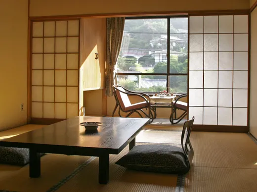 Ryokan-Zimmer mit Tatami und niedrigem Holztisch