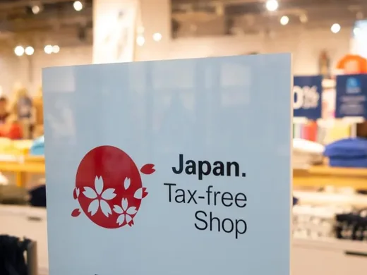 Aufsteller mit dem Zeichen Japan. Tax-free Shop in einem japanischen Geschäft