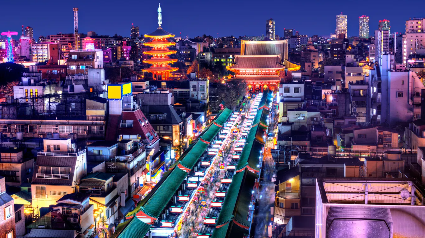 Nächtlicher Blick von oben auf die beleuchtete Einkaufsstraße Nakamise-dori, am Ende das Hozomon und die rote Pagode des Senso-ji