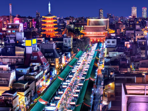 Asakusa am Abend von oben mit der Pagode des Sensō-ji